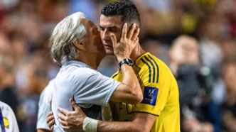 Jorge Jesus beija Cristiano Ronaldo após vitória do Al-Nassr.