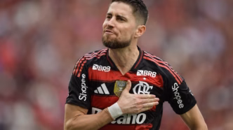 Jorginho comemora gol pelo Flamengo contra o Palmeiras no Brasileirão.