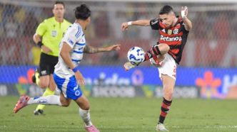 Jorginho em ação pelo Flamengo contra o Cruzeiro no Maracanã.