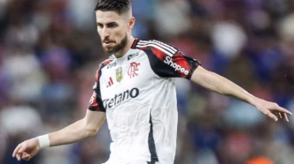 Jorginho em ação pelo Flamengo contra o Fortaleza, em partida válida pelo Brasileirão.
