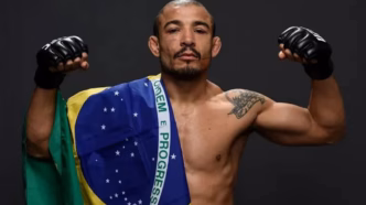 José Aldo, ex-campeão do UFC, com a bandeira do Brasil.