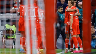 Harry Kane comemora gol pelo Bayern de Munique contra o Borussia Dortmund na Bundesliga.