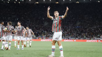 Kevin Serna, atacante do Fluminense, em ação com a camisa do clube.