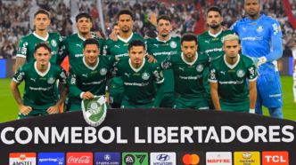 Jogadores do Palmeiras em campo durante a partida contra a LDU pela Libertadores.