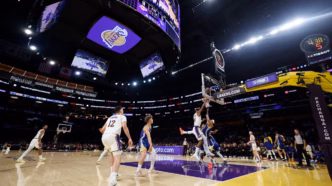 Vista da partida entre Los Angeles Lakers e Golden State Warriors durante a pré-temporada da NBA na Crypto.com Arena.