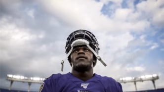 Lamar Jackson, quarterback do Baltimore Ravens, em ação durante treino após recuperação de lesão.
