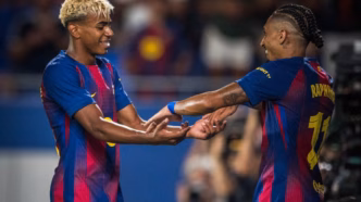 Lamine Yamal e Raphinha comemorando gol do Barcelona