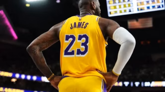 LeBron James em quadra pela NBA.
