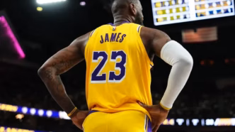 LeBron James em quadra pelo Los Angeles Lakers, em partida da NBA.