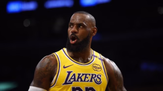 LeBron James em ação com a camisa do Los Angeles Lakers.