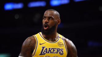 LeBron James atuando pelo Los Angeles Lakers na NBA.