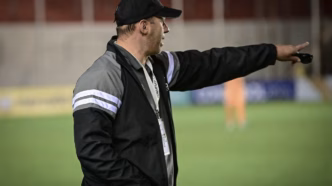 Léo Mendes, treinador da Ferroviária, na beira do campo durante a Libertadores Feminina.