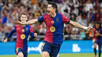 Robert Lewandowski celebra gol pelo Barcelona contra o Real Madrid no El Clásico 2025 no Estadi Olímpic Lluís Companys.