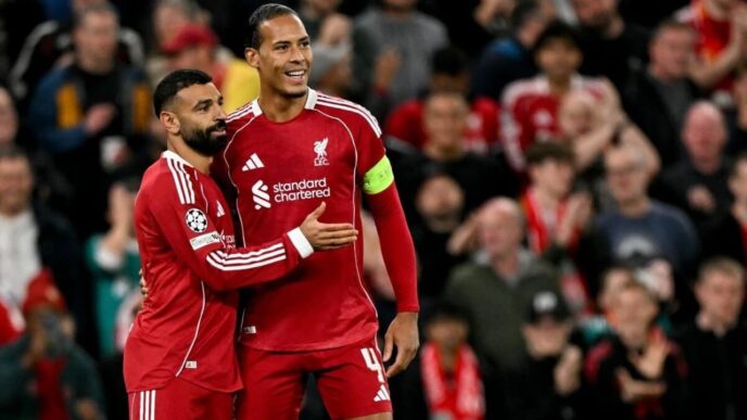 Virgil van Dijk e Mohamed Salah em ação pelo Liverpool na Champions League.