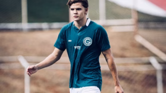 Lucas Fraga, jovem volante e zagueiro do Goiás, comemora gol.