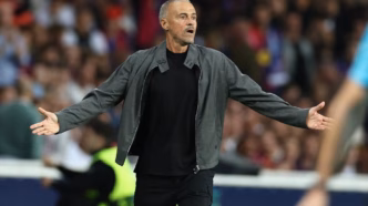 Luis Enrique em ação durante partida entre Barcelona e PSG pela Champions League.