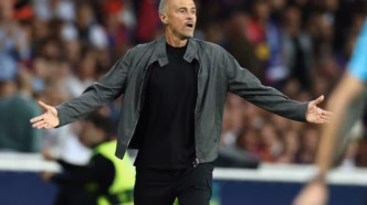 Luis Enrique, técnico do PSG, comemora durante partida contra o Barcelona pela Champions League.