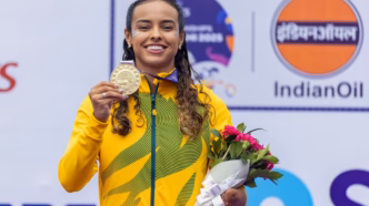 Maria Clara Augusto celebrando vitória nos 400m T47 no Mundial de Atletismo Paralímpico.