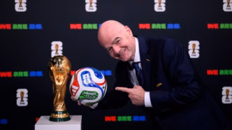 Gianni Infantino, presidente da Fifa, apresentando a bola oficial da Copa do Mundo de 2026, a Trionda Pro.
