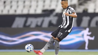 Marlon Freitas, jogador do Botafogo, em ação durante partida.