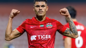 Mateusão comemora gol pelo Shabab Al Ahli na Champions League da Ásia.