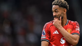 Matheus Cunha em ação pelo Manchester United em jogo da Premier League.
