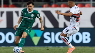 Mauricio, meia do Palmeiras, comemora lance importante na partida contra o São Paulo.
