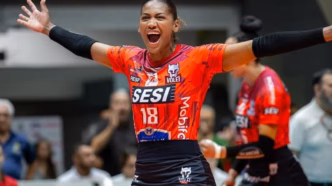 A jogadora Mayany em ação pelo Sesi-Bauru durante a partida da final do Campeonato Paulista de Vôlei.