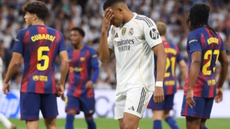 Kylian Mbappé com a camisa do Real Madrid durante a partida contra o Barcelona.