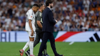 Mbappé em campo pelo Real Madrid durante partida contra o Villarreal, sofrendo com uma entorse no tornozelo.