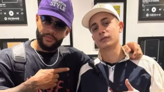 MC Hariel e Memphis Depay juntos em evento.