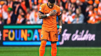 Memphis Depay comemora gol marcado pela Holanda sobre Malta.