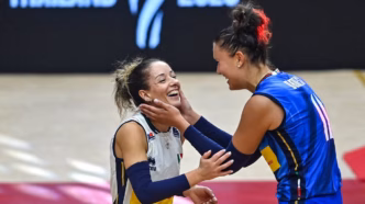 Monica De Gennaro em quadra pela Seleção Italiana, demonstrando sua habilidade como líbero.