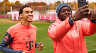 Jamal Musiala em treinamento nos gramados do Bayern de Munique ao lado de Alphonso Davies.