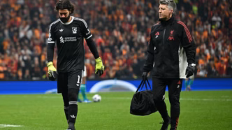Alisson Becker, goleiro do Liverpool e da Seleção Brasileira, deixa partida lesionado.