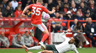 Malo Gusto, do Chelsea, desarma Oleksandr Zinchenko, do Nottingham Forest, durante partida da Premier League.