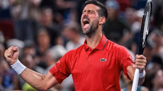Novak Djokovic em ação no Masters 1000 de Xangai, garantindo sua vaga nas oitavas de final.