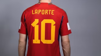 O zagueiro Aymeric Laporte com a camisa 10 da seleção espanhola.