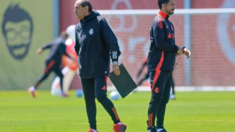 Ramón Díaz e Emiliano Díaz, técnico e auxiliar do Internacional, em treinamento.