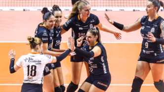 Osasco São Cristóvão Saúde celebra título da Superliga Feminina 2024-2025
