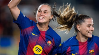 Pajor comemora gol na Champions League Feminina