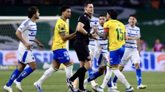 Palmeiras x Cruzeiro pelo Brasileirão, com foco na polêmica de arbitragem no primeiro tempo.