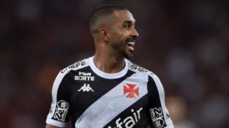 Paulo Henrique, lateral do Vasco, em campo durante partida do Campeonato Brasileiro.