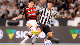 Pedro, do Flamengo, comemora gol contra o Botafogo no Nilton Santos.