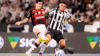 Pedro, atacante do Flamengo, finaliza para marcar gol contra o Botafogo no Brasileirão.