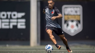 Philippe Coutinho em treino do Vasco, focado na preparação para o Brasileirão.