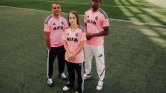 Camisa do Internacional na cor rosa com detalhes em preto para a campanha do Outubro Rosa.