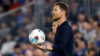 Xabi Alonso vs Flick — foto ilustrativa