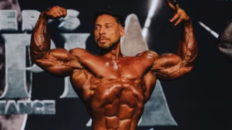 Ramon Dino em ação durante o Mr. Olympia 2024.
