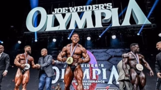 Ramon Dino com a medalha de campeão do Mr. Olympia 2025 na categoria Classic Physique.